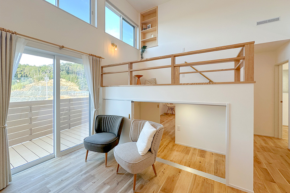 ロフト上はフリースペース、下は大容量の収納に