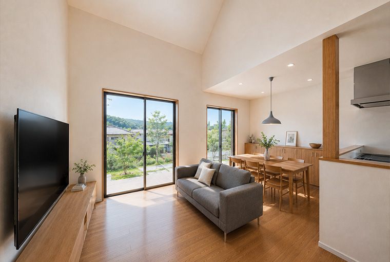 POINT 03：勾配天井のLDK