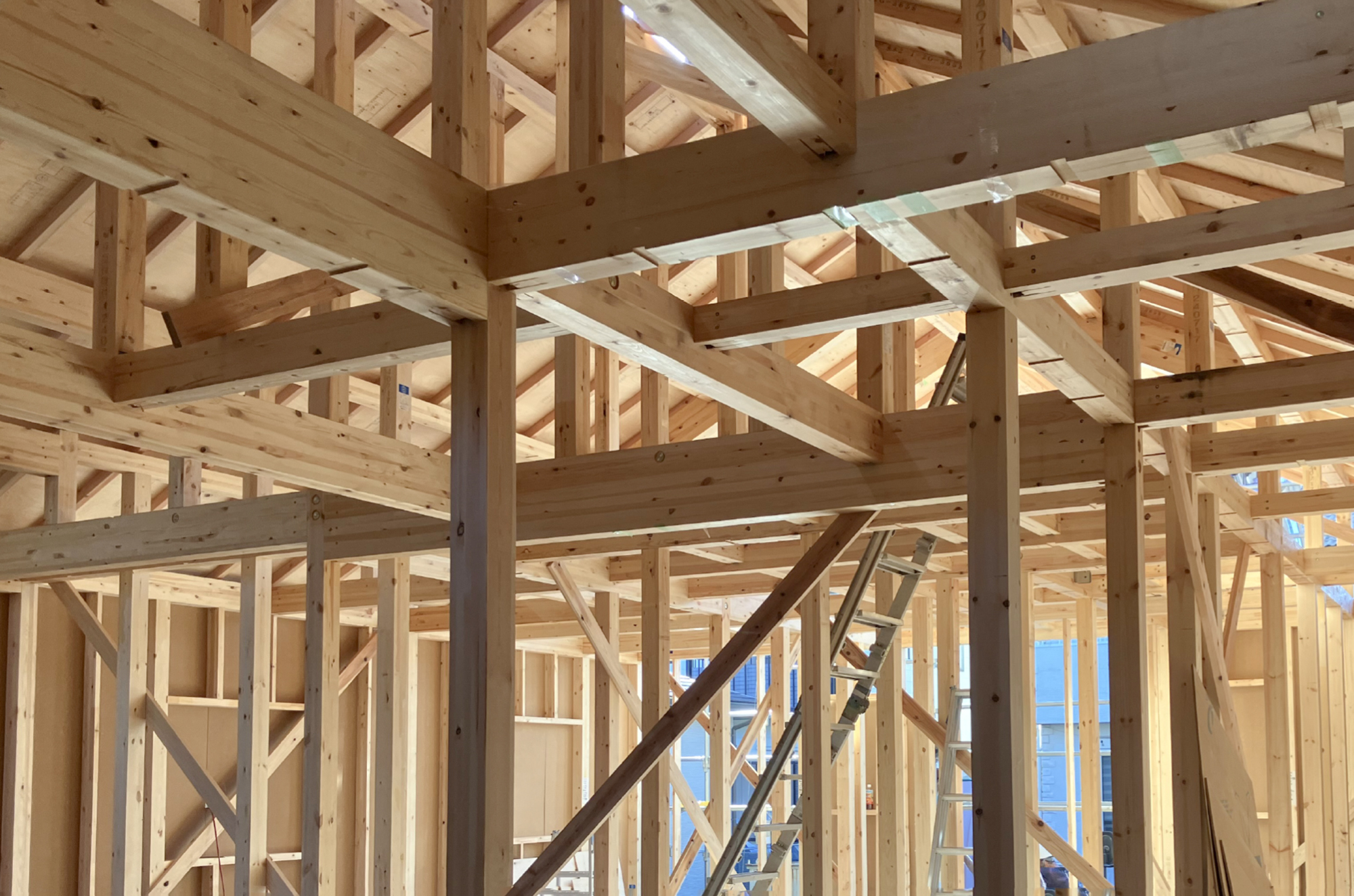 耐震等級3を支える木造の構造躯体（建築中）