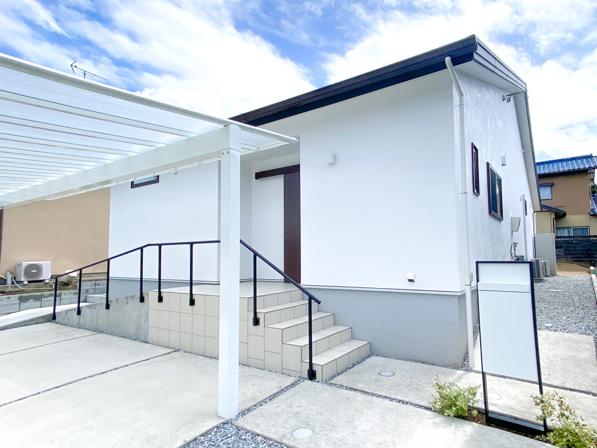 注文住宅レポート＃110 菊川市半済 梁のある勾配天井リビングで開放的に暮らす♪ 「家の中に広場がある縦長の平屋」