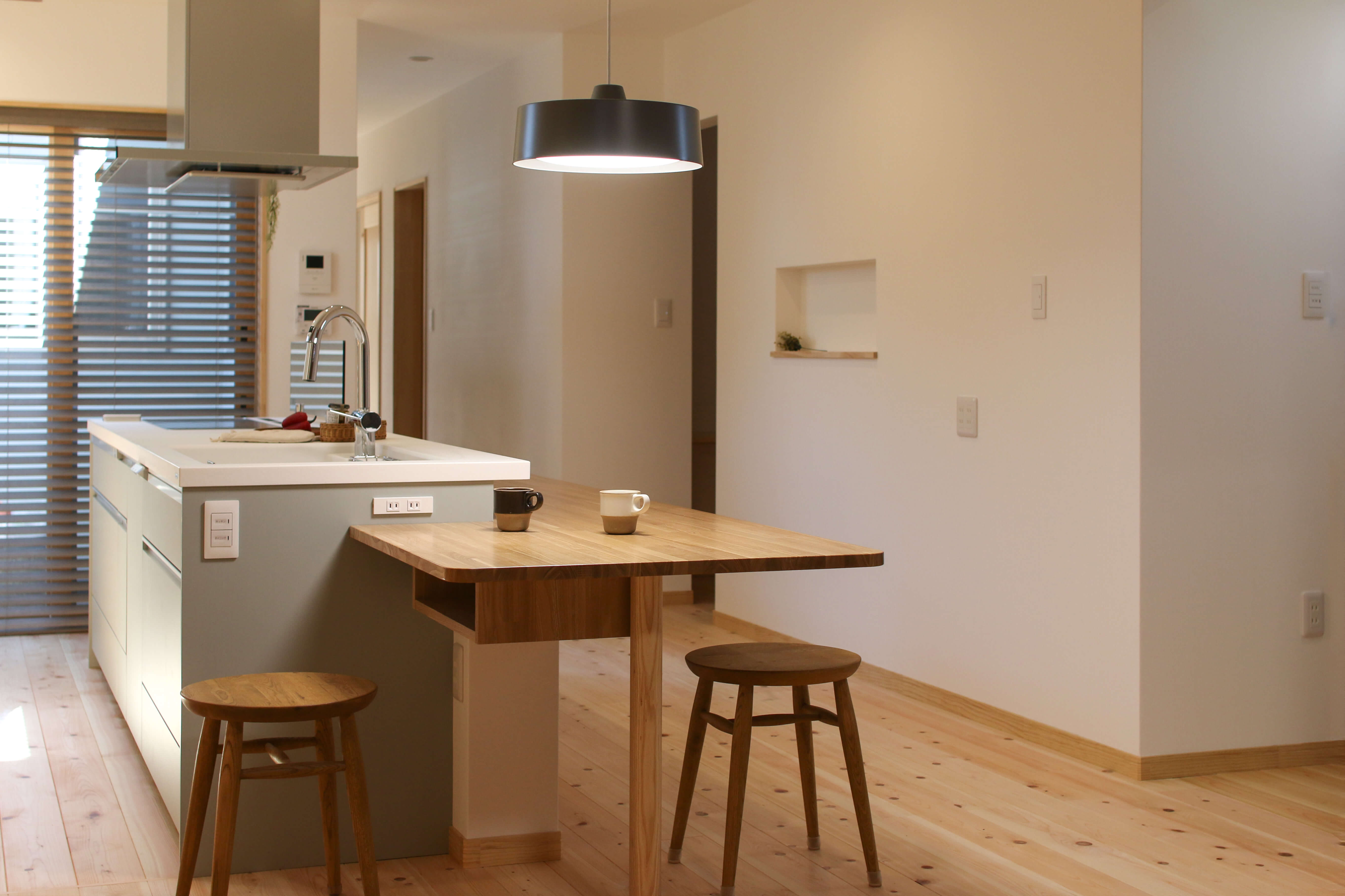 完成見学会 2月28日(土)3月1日(日) 菊川市和田 ＼大人ナチュラルとゆとりが調和する／ 中庭がある「コの字型」の ２人暮らしの平屋