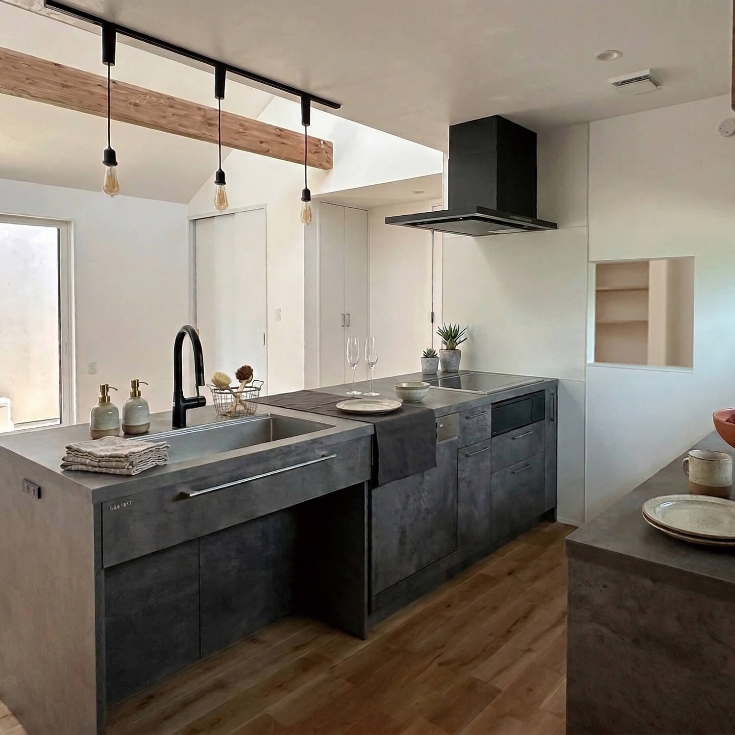 完成見学会 5/9(土)10(日)・23(土)24(日) 掛川市成滝 ＼真ん中から光が降り注ぐ／ 家族時間を大切にした30坪の平屋